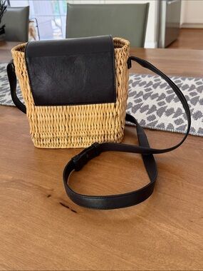 Mer/Sea Woven Straw Crossbody Bag with Black Leather Flap